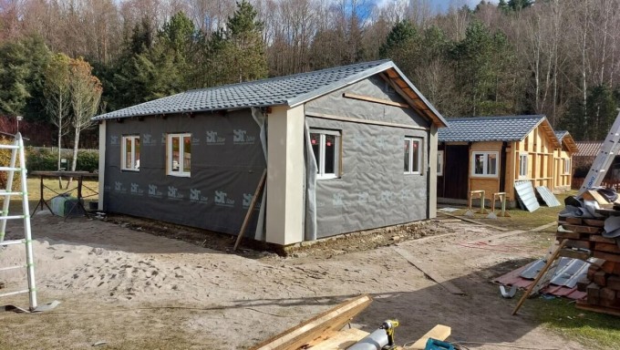 Wir haben weiße Kunststofftüren und -fenster an 6 Ferienhäuser im Dorf Drobenice bei Bechyně geliefert