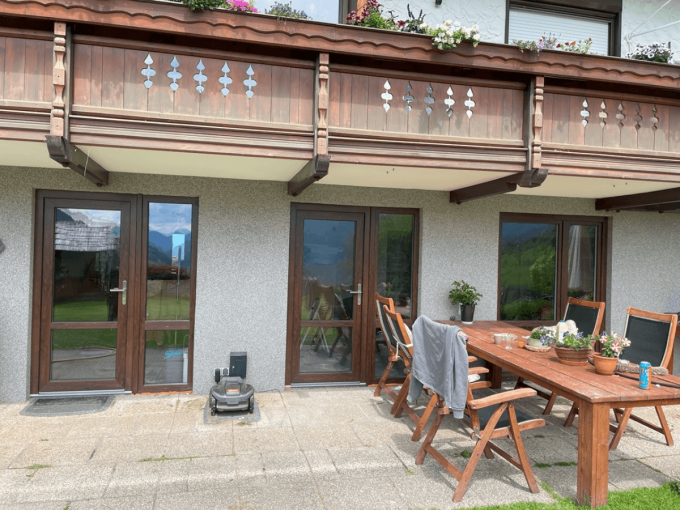 Für einen Kunden aus den Niederlanden haben wir drei Türen und zwei Fenster in einer eleganten Nussbaum-Dekorfolie auf beiden Seiten geliefert. Das Ergebnis ist ein einheitliches und stilvolles Erscheinungsbild, das sich harmonisch in das gesamte Haus einfügt.