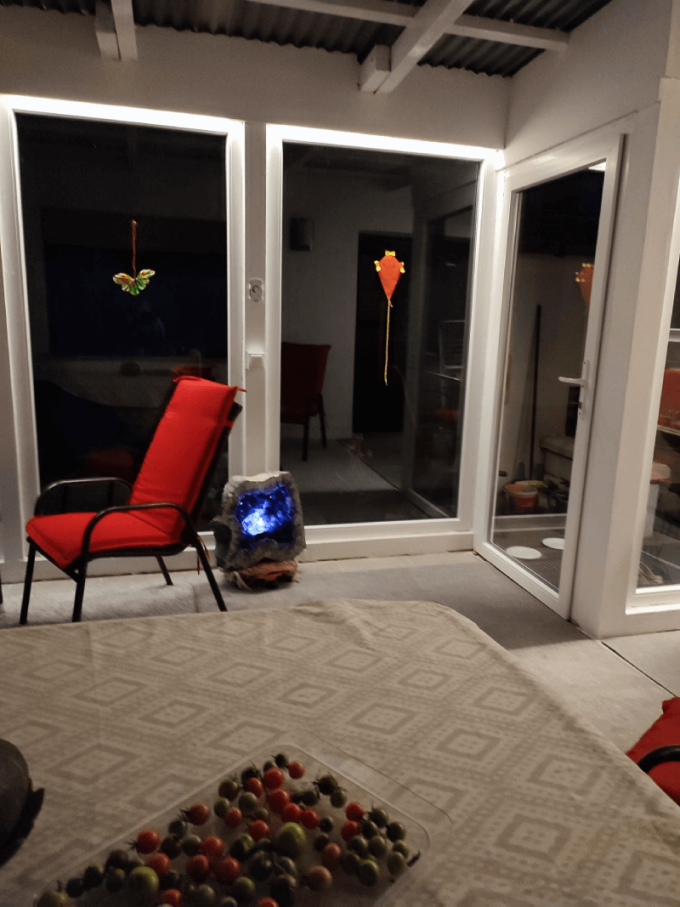 Einbau von sechs feststehenden PVC-Fenstern und einer seitlichen Eingangstür