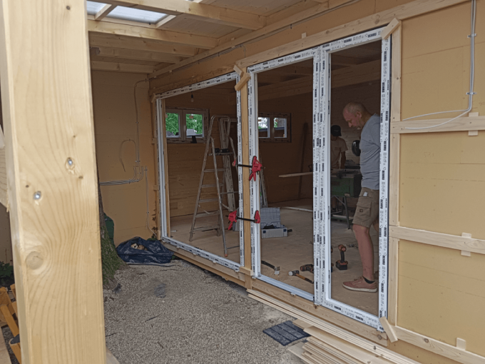 PVC-Fenster, Balkon- und Seiteneingangstüren im REHAU SmartLine + Classic Profil.