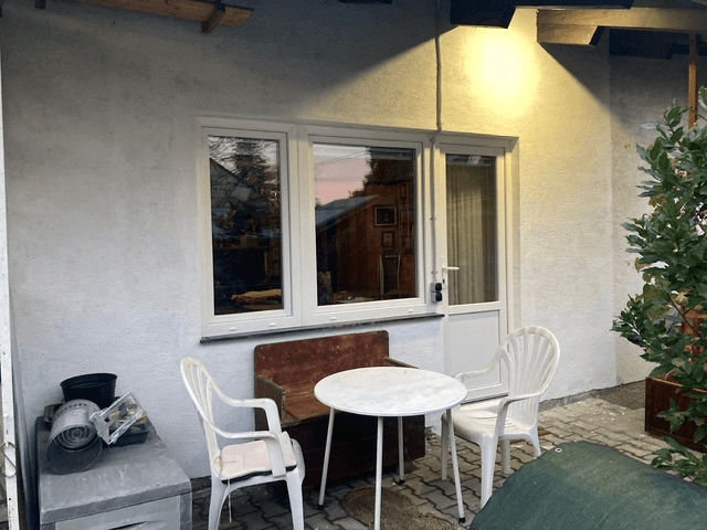 Der Kunde hat sich für eine Balkonkonstruktion aus dem Profil REHAU Synego AD Classic und Jalousien EURO Style Opal entschieden.