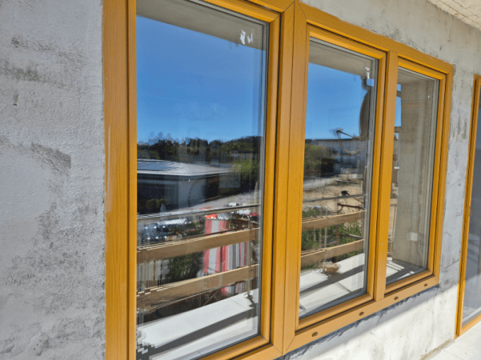 Lieferung von dreiflügeligen Fenstern und Balkontüren mit Insektenschutzgittern.