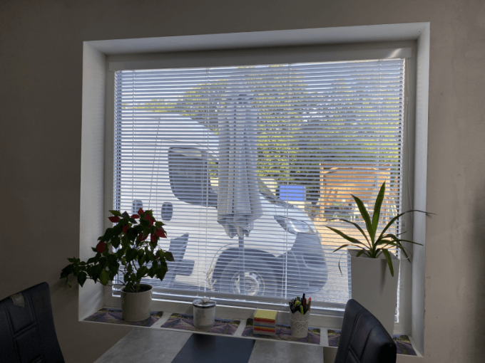 PVC-Fenster im REHAU SmartLine + Classic Profil, außen in dunkler Eiche, innen in Weiß.