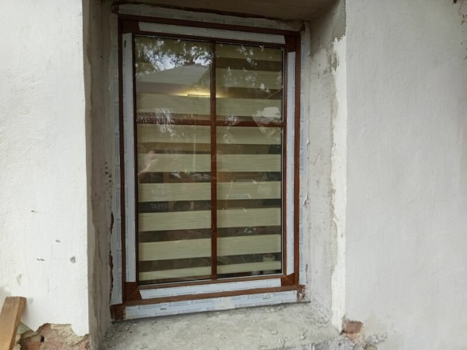 Der Kunde bestellte ein einflügeliges Fenster mit innenliegender Sprosse im Dekor Goldene Eiche