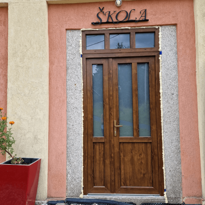 Ausführung einer Eingangstür mit Oberlicht und feststehendem Seitenteil.