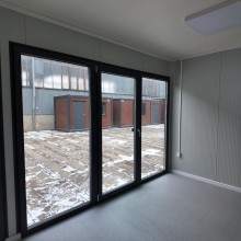 Anthrazitfarbene Terrassentüren in einem Containerhaus