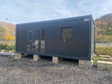 Wohncontainer mit anthrazitfarbenen Kunststofffenstern