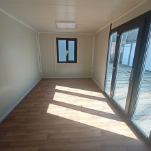 Anthrazitfarbene Balkontüren, eingebaut in einen Wohncontainer