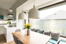 Statische Fensterfolien lassen das Licht durch und gewährleisten gleichzeitig die Privatsphäre