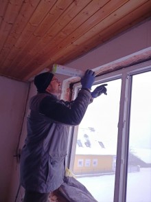 Techniker beim Einbau eines neuen Kunststofffensters von Fenster-sofort.