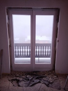Nach dem Einbau der neuen Balkontür - Blick aus dem Zimmer.