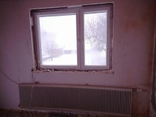 Neues asymmetrisches Kunststofffenster nach dem Einbau.