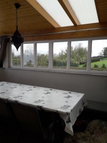 Blick auf die Landschaft aus den neuen Kunststofffenstern.