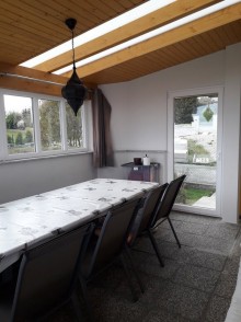 Gesamtansicht des Anbaus mit Türen und Fenstern.