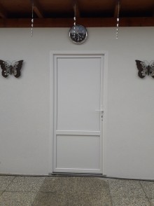 Nebeneingangstür nach dem Einbau.