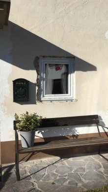 Detail des Einbaus eines kleinen einflügeligen Kunststofffensters im Eingangsbereich.