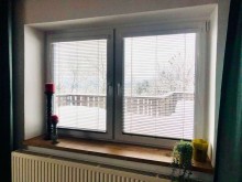 Innenansicht des neuen Kunststofffensters mit Jalousien.