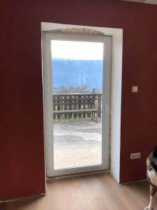 Blick aus dem Zimmer durch unsere neuen Kunststoff-Balkontüren.