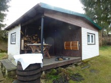 Gesamtansicht des Ferienhauses mit neuen Fenstern.