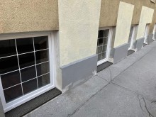 Detail eines neuen Kunststoffkellerfensters mit Sprossen