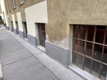 Gesamtansicht der alten festen Kellerfenster mit Gitter