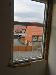 Vorbereitung für den Einbau eines neuen Kunststofffensters.