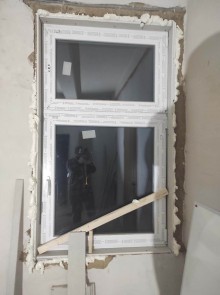 Neues PVC-Fenster mit Oberlicht direkt nach dem Einbau