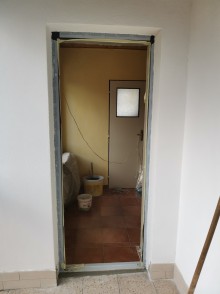 Mauerwerksbefestigung für PVC-Türen 