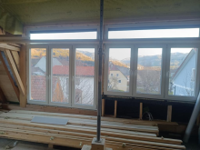 Weiße Fenster in der Dachgaube mit Oberlicht