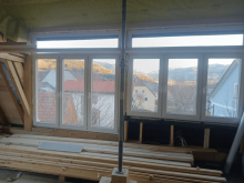 Weiße Fenster in der Dachgaube mit Oberlicht