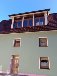 Blick auf die Fenster von außen - Winchester Dekor