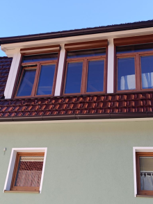 Zweiflügelige Fenster mit Oberlicht