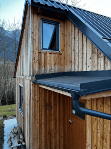 Haus mit dunklen Kunststofffenstern