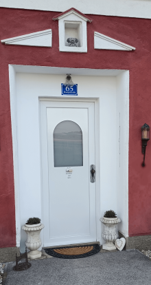 Weiße Eingangstür mit dekorativem Glas