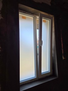 Zweiflügeliges Fenster mit Milchglas