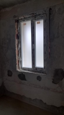 Einbau eines zweiflügeligen Kunststofffensters