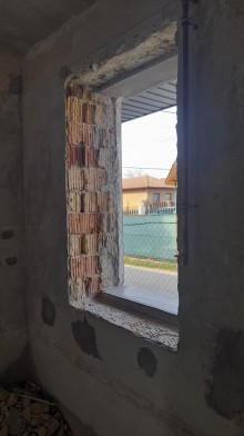 Vorbereitete Baulücke für den Einbau des Fensters